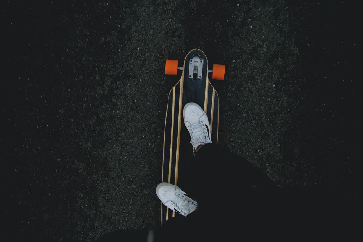 Illustration of a battery connected to an electric skateboard.